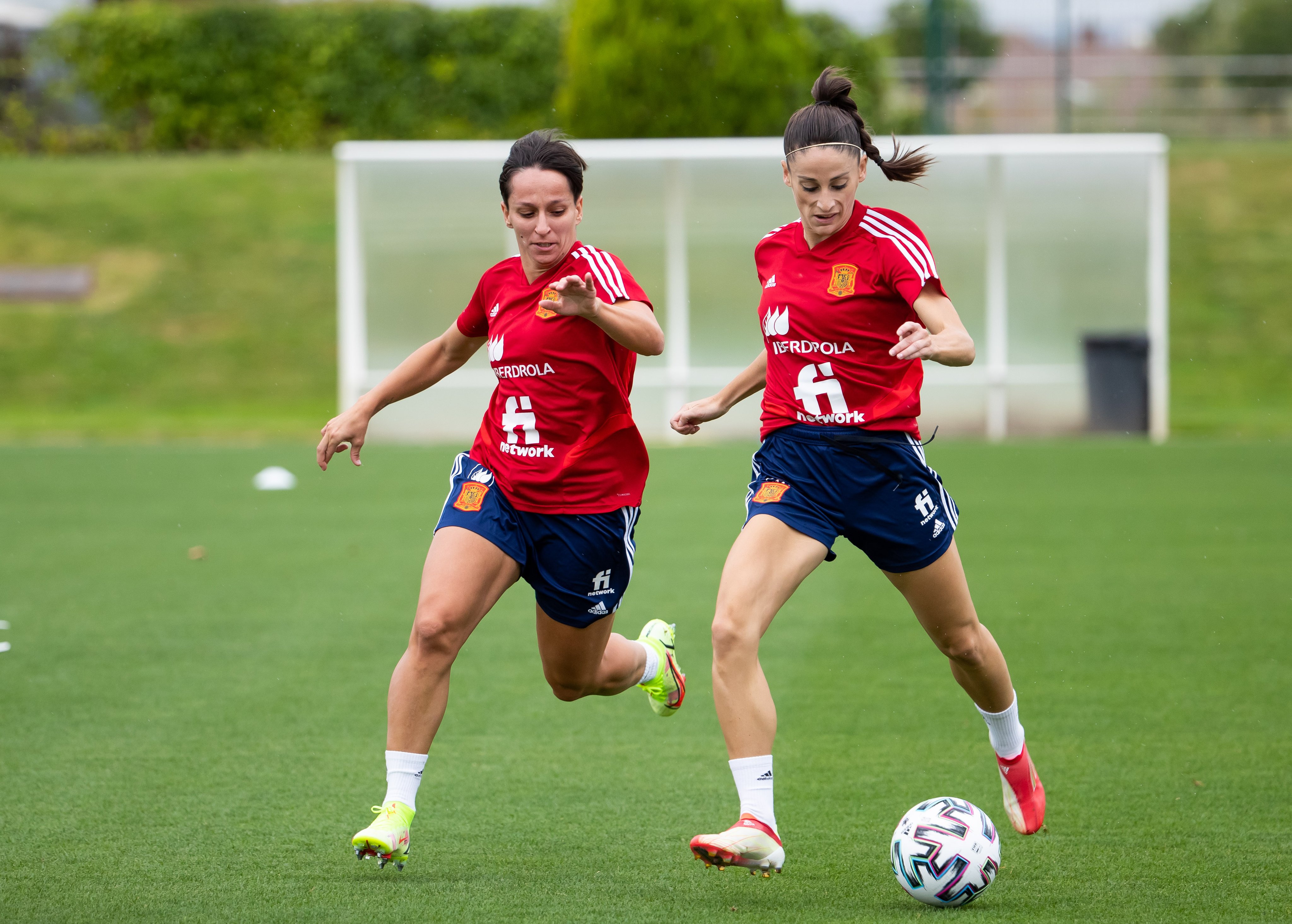 Esther y Corredera con la selección española de fútbol femenino